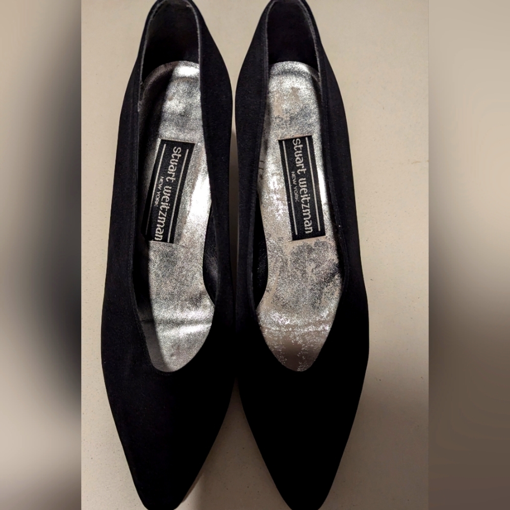 Stuart Weitzman, classic luxury, beautiful black pumps. 7 M